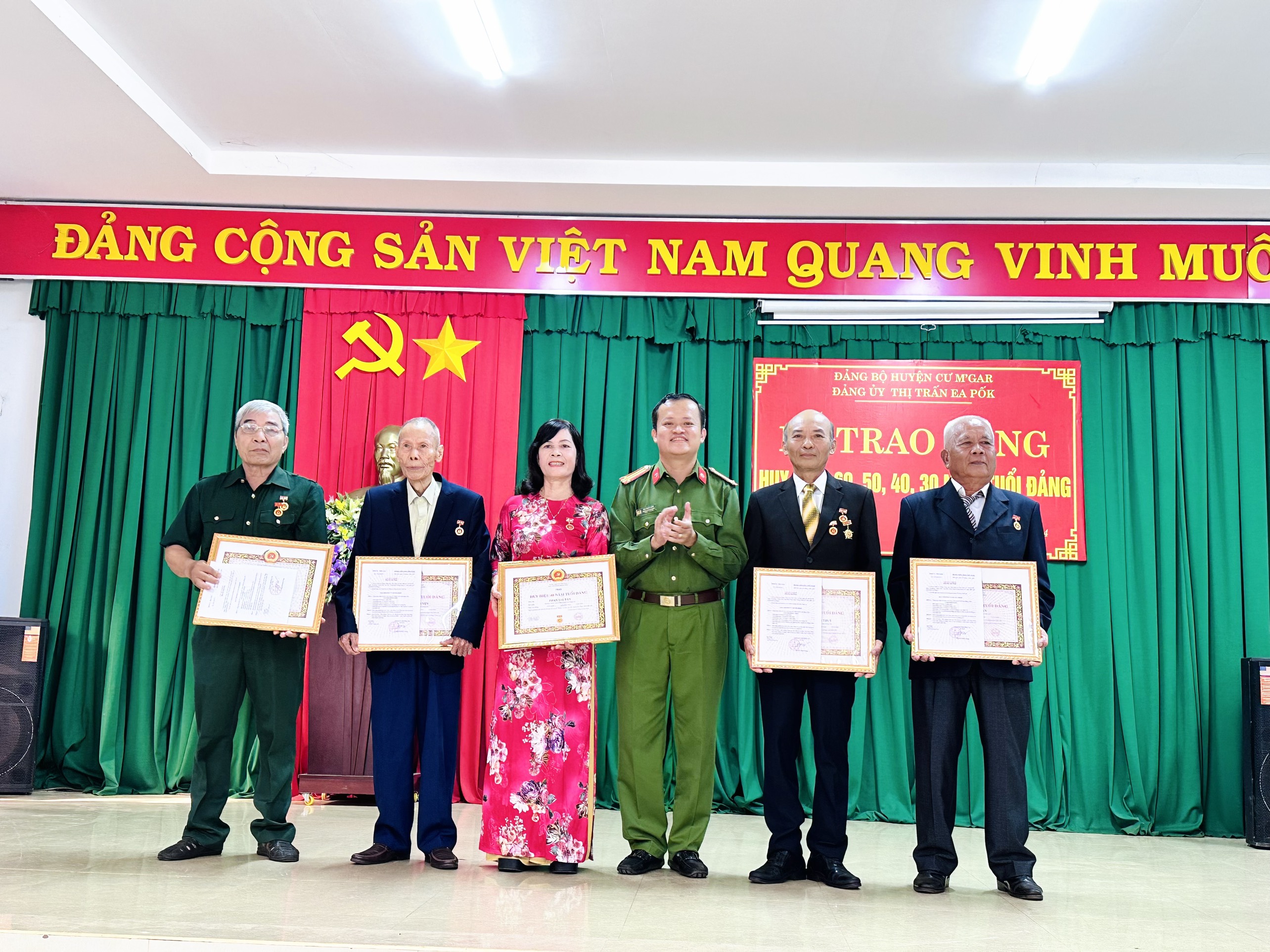 Lễ trao tặng huy hiệu 60 năm, 50 năm, 40 năm và 30 năm tuổi Đảng cho Đảng viên Đảng bộ thị trấn Ea Pốk